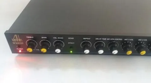 Mixer có bao nhiêu Aux và có cần Sub Group hay không ?