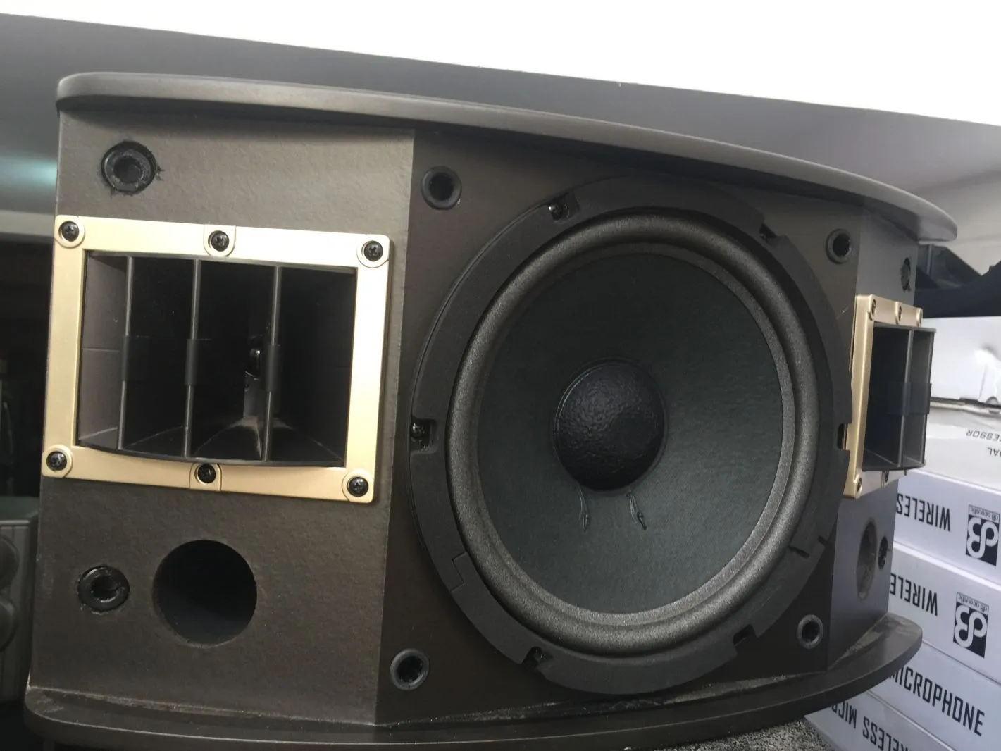 Linh kiện bên trong loa phải đầy đủ